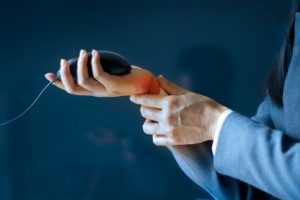 61350595-Pop-Nukoonrat-Dreamstime-INP-Instituut-voor-Neuropathische-Pijn Carpaal Tunnel Syndroom behandelen crème